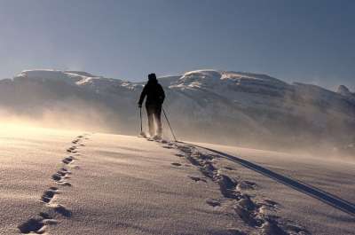 人类 雪 登山杖 山 雪山 霜 冬天 寒冷的