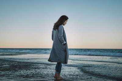 女孩 冬天 海滩 复古的 长外套 亚洲人 蓝色海滩 蓝复古