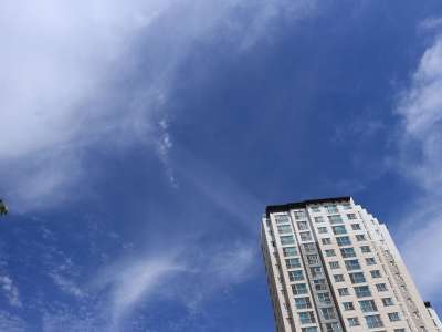 太阳 阳光明媚的 天空 摩天大楼 云 干净的 清除 闪闪发亮