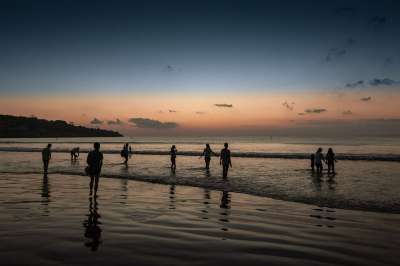 人们 海 海滨 海洋 波浪 海滩 沙 日落 云 天空 地平线