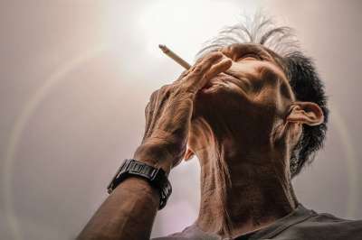 抽烟 光 盯 老人 香烟烟雾 错过 男人 脸 到