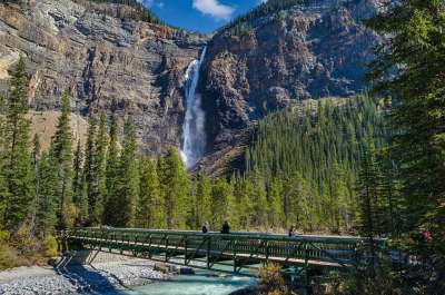 瀑布 桥 山 旅游景点 旅行目的地 河 树木 森林 自然 山脉