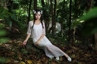 女士 模型 肖像 白色的裙子 姿势 风格 时尚 摆姿势 年轻女子