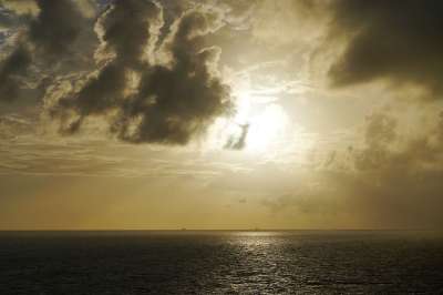 海 太阳 太阳和大海 天堂 日落 傍晚的天空 晚上的气氛 云