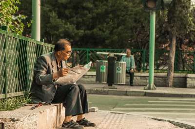 阅读Newspapaer 报纸 男人 街道 老人 亚洲人