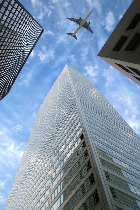市中心 街道 建造 摩天大楼 航班 飞行 区 商业 城市的