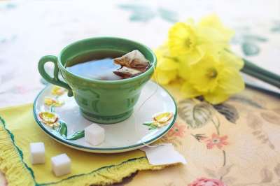 茶 早晨 绿色 黄色 水仙花 杯子 花朵 桌上 表 喝 惬意