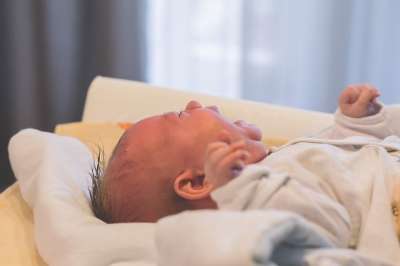 孩子 人 婴儿 人们 说谎 躺着 哭 可爱的 仍然 散景