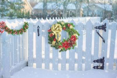 篱笆上的圣诞花环 栅栏 雪 冬天 圣诞节 花圈 装饰 假期 国家