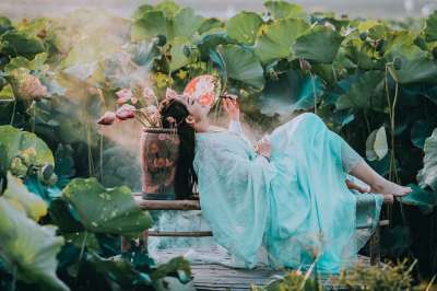 女士 模型 裙子 姿势 赤脚 花朵 花园 植物 树叶 叶子