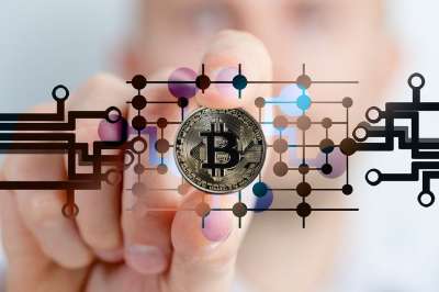 比特币 加密货币 货币 钱 手 保持 名片 电路板 跟踪 电路