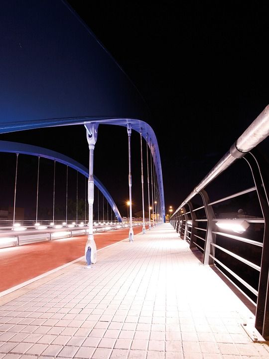激流 西班牙 夜晚 晚上 街道 人行道 城市 城市的 灯 灯光