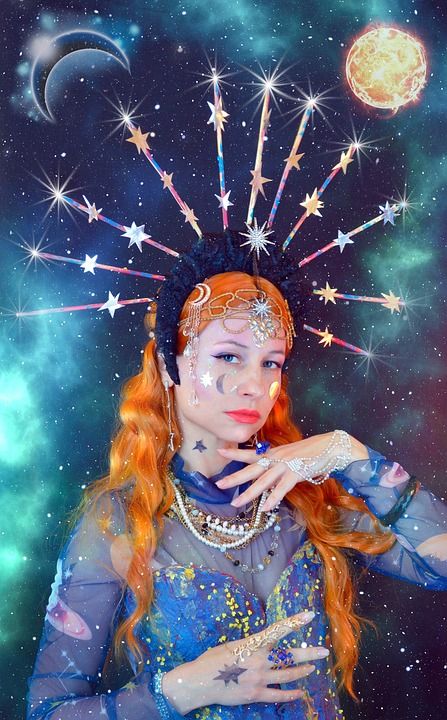 日夜 女人 年轻女子 神话般的形象 神话般的妆容 皇冠光环 空间