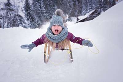 人 人的 孩子 女孩 雪橇 帽 冬天 雪 移动 在行动 户外