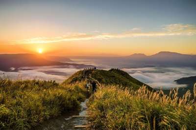 通路 山 草 悬崖 植物 云景 日落 云 自然 太阳 熊本