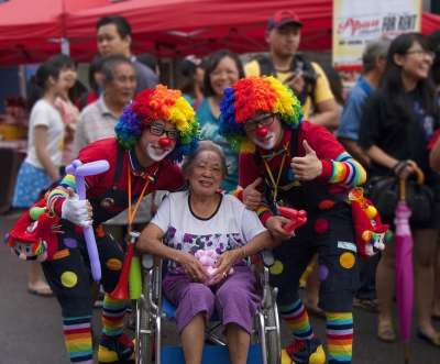 小丑 街头派对 狂欢 戏服 丰富多彩的 庆典 街道 微笑 艺人