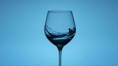 红酒杯 玻璃 玻璃 玻璃器皿 高脚杯 水 蓝色背景 红酒杯