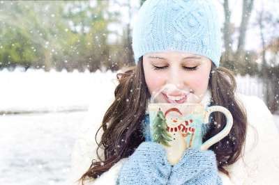 冬天 雪 漂亮女人 热巧克力 咖啡 寒冷的 季节 白色的 啜饮