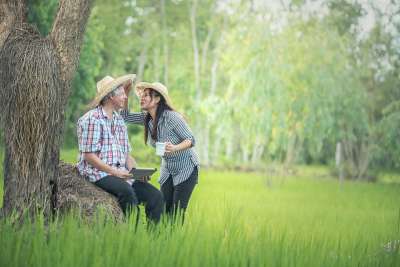 夫妻 高级的 农村 亚洲 成人 关心 笑 落下 公民 老年