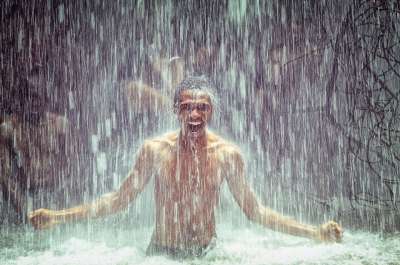 男人 瀑布 沐浴 洗澡 下降 强的 水 黑人 下雨 雨 雨量
