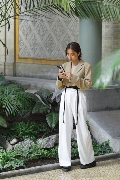 亚洲人 女士 时尚 博物馆 艺术 手机 植物 棕榈 珠宝