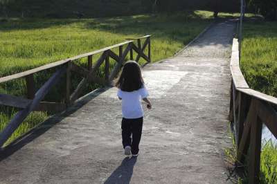 桥 女孩 路 女性 自然 景观 年轻 快乐的 夏天 孩子 走