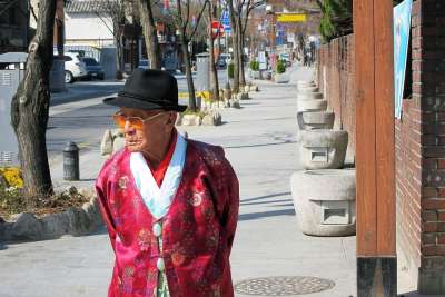 韩国 街道 早晨 汉城 老人 帽子 红色的 步行 漫步