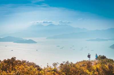 远足 夏时制 船 积极的 秋天的 天 水 丘陵 活动 户外的