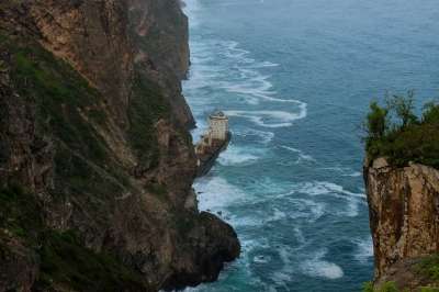 船 海 山 岩石 桌面山 废弃的船 蓝色的大海 靠近海的船 海景