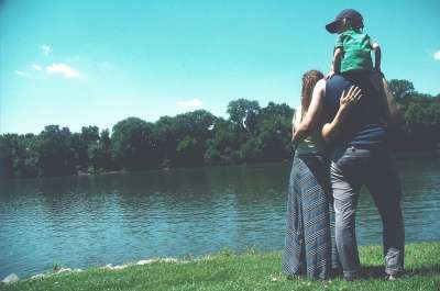 孩子 夫妻 夏时制 家庭 叶子 草 绿色 湖 景观 闲暇