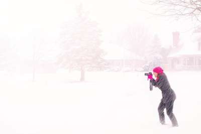 摄影师 暴风雪 雪 冬天 相机 爱好 户外的 摄影 女士 小雨