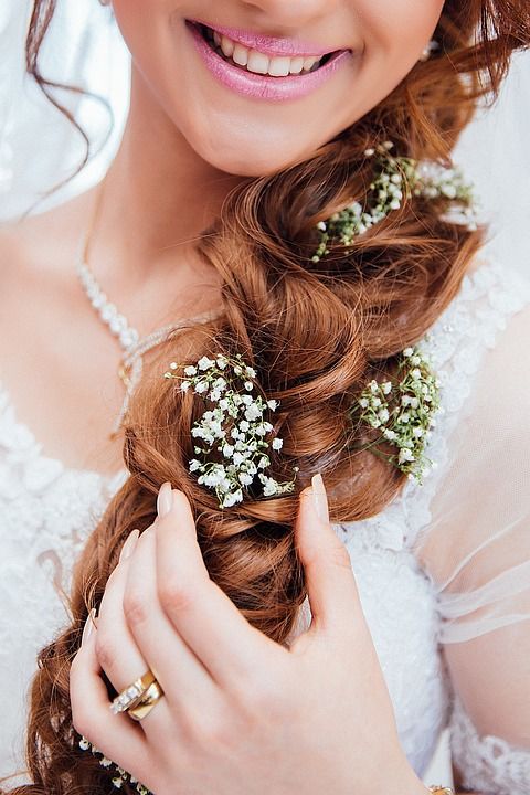 人们 女士 女孩 新娘 婚礼 裙子 白色的 袍 发型 化妆品