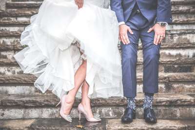 婚姻 婚礼 新娘 白色的 裙子 女士 爱 夫妻 庆典 马夫