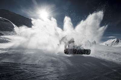 寒冷的 山 户外 雪 单板滑雪 太阳 冬天 蓝色的太阳 蓝色山脉