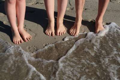 海滩 沙 海 脚 家庭 假期 波浪 一起 孩子们 人的 旅行