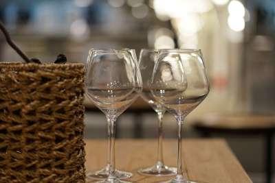 红酒杯 玻璃 喝 葡萄酒 酒精 桌子 篮子 板 水杯 节日餐桌