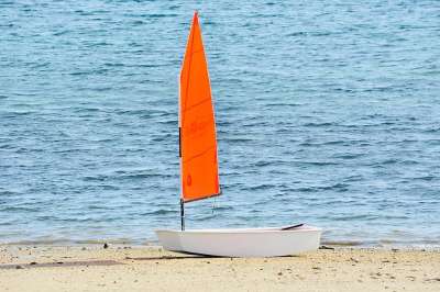 帆船 红色的帆 海滩 砂 太阳 导航 体育 休闲 松弛 海
