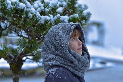 孩子 女孩 雪 冬天 寒冷的 围巾