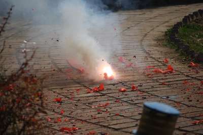 鞭炮 烟花 爆炸 庆祝活动 节日 砰 噪音 棕色庆祝 鞭炮