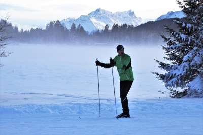 滑雪者 冰冷的 阿尔卑斯山 湖 冻结 雪 放宽 活性 体育