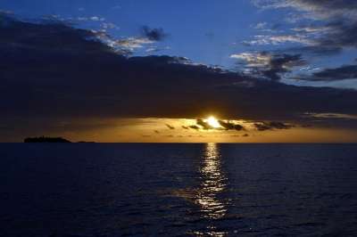 日落 海 太阳和大海 云 太阳 落山的太阳 傍晚的天空