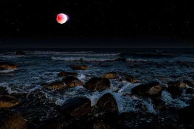 月食 月亮 血月 天堂 星空 星星 夜晚 水 海 波浪 石头