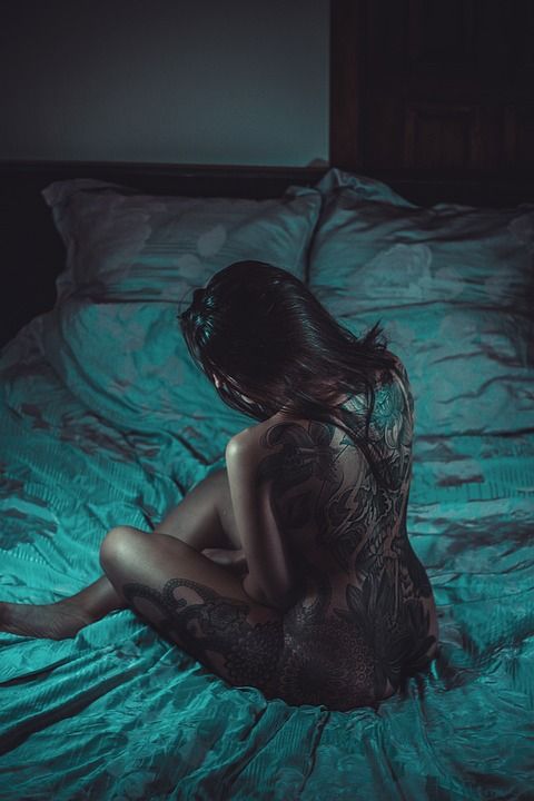 年轻女子 纹身 裸 裸体 明亮 摄影展 头发 神秘 极好的
