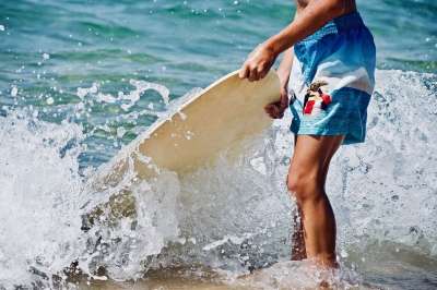 海滩 海滩的孩子 冲浪 海 水 砂 体育 夏天 假期 乐趣