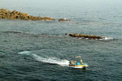 大海、船、水、礁石、波浪 曲線 藍綠色 船員