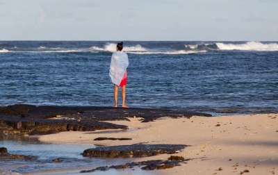 女人看着大海 沙滩上的女人 女人看着海浪 女士 波浪 海滩 海 水