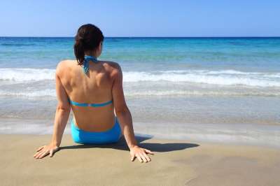 海滩 美丽的 蓝色的 女性 女孩 假期 海洋 人们 沙 海