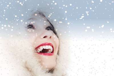 圣诞 雪 雪花 冬天 刺骨的寒冷 冷 冰 美丽的女人 微笑 笑
