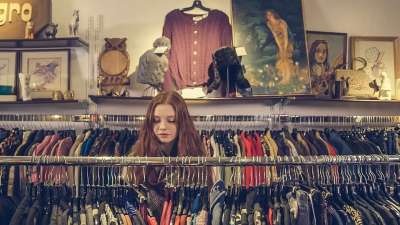 人们 女孩 女性 女士 衣服 店铺 时尚 购物 购物中心 图片