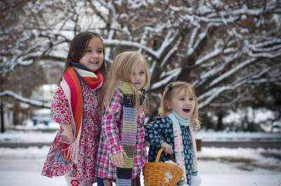 姐妹 冬天 雪 树木 假期 圣诞节 孩子 家庭 女孩 童年